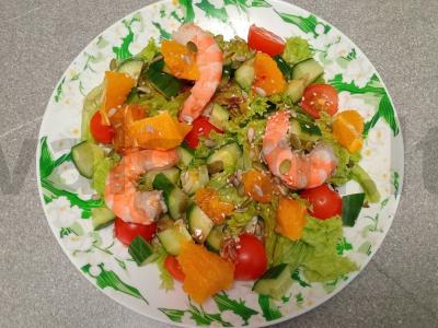 Salotas su langustinomis, apelsinu ir česnako-citrinų padažu pagrindine nuotrauka