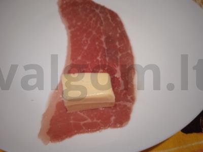 Jautienos bekono ritinėliai su sūriu ir rūkytos dešros Žingsnis 1