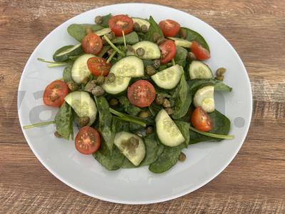 Salotos su špinatais ir kaparėliais pagrindine nuotrauka