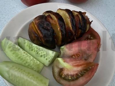 Bulvytė su šonine ant anglių pagrindine nuotrauka