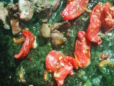 Keptas kiaušinis su vištienos kepenėlėmis, džiovintais pomidorais ir svogūnų žiedais Žingsnis 3