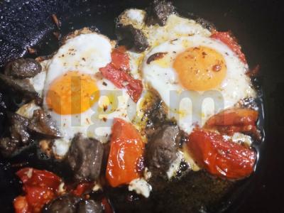 Keptas kiaušinis su vištienos kepenėlėmis, džiovintais pomidorais ir svogūnų žiedais Žingsnis 5