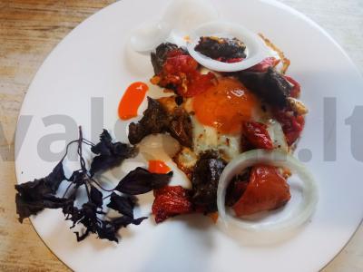 Keptas kiaušinis su vištienos kepenėlėmis, džiovintais pomidorais ir svogūnų žiedais pagrindine nuotrauka