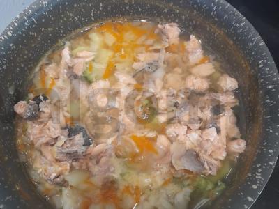 Suomijos žuvienė su raudonąja žuvimi ir brokoliais Žingsnis 4