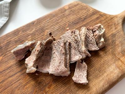 Salotos su virta jautiena ir avokadu Žingsnis 3