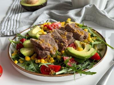 Salotos su virta jautiena ir avokadu Žingsnis 4