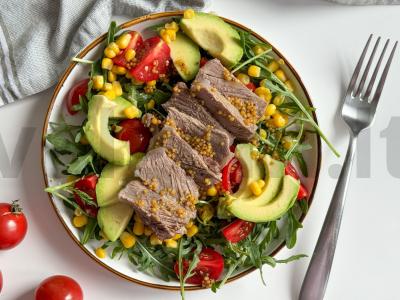 Salotos su virta jautiena ir avokadu pagrindine nuotrauka