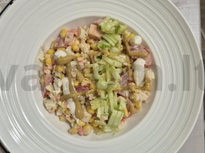 Vasaros daržovių krabų salotas pagrindine nuotrauka