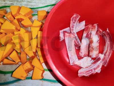 Troškinta moliūgų su kiaulienos šonkauliais Žingsnis 2