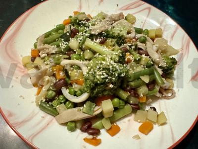 Kalmaras su brokoliais ir daržovėmis pagrindine nuotrauka