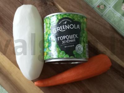 Salotos su daikonu, morkomis ir žaliais žirneliais Žingsnis 1