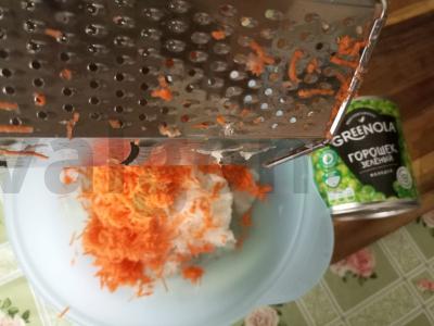 Salotos su daikonu, morkomis ir žaliais žirneliais Žingsnis 2