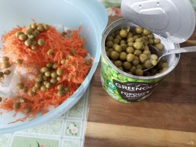 Salotos su daikonu, morkomis ir žaliais žirneliais Žingsnis 3