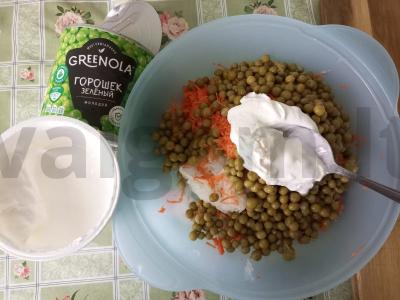 Salotos su daikonu, morkomis ir žaliais žirneliais Žingsnis 4