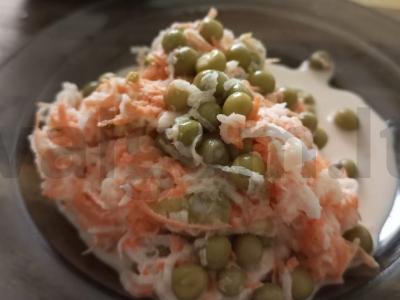 Salotos su daikonu, morkomis ir žaliais žirneliais pagrindine nuotrauka