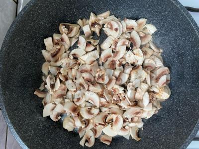 Vištienos ir grybų padažas grietinėlės padaže Žingsnis 3