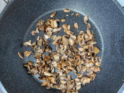 Vištienos ir grybų padažas grietinėlės padaže Žingsnis 4