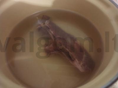 Sriuba su bulvėmis ir kiaušiniu ant kiaulienos šonkaulių Žingsnis 1