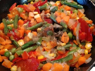 Skani frittata su daržovių mišiniu ir sūriu Žingsnis 1