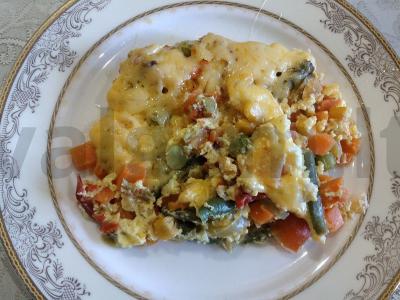 Skani frittata su daržovių mišiniu ir sūriu pagrindine nuotrauka