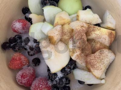 Gėrimas iš juodųjų serbentų, braškių, obuolių ir erškėtuogių Žingsnis 1