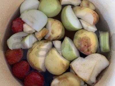 Gėrimas iš juodųjų serbentų, braškių, obuolių ir erškėtuogių Žingsnis 2