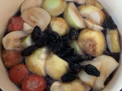 Gėrimas iš juodųjų serbentų, braškių, obuolių ir erškėtuogių Žingsnis 3