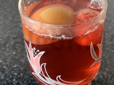 Gėrimas iš juodųjų serbentų, braškių, obuolių ir erškėtuogių pagrindine nuotrauka