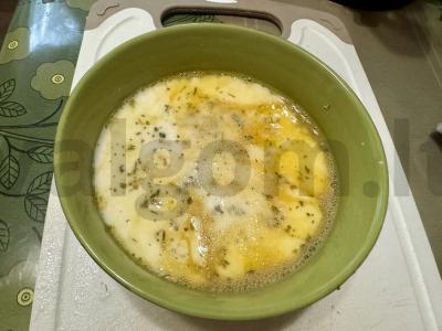 Omletas su dešrelėmis ir sūriu Žingsnis 2