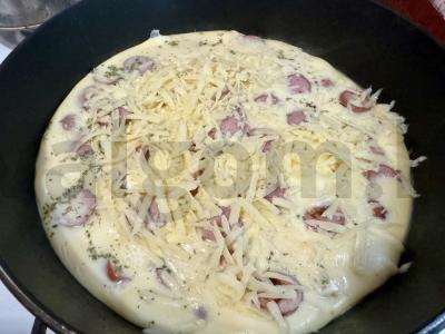 Omletas su dešrelėmis ir sūriu Žingsnis 4