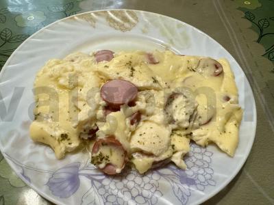 Omletas su dešrelėmis ir sūriu pagrindine nuotrauka