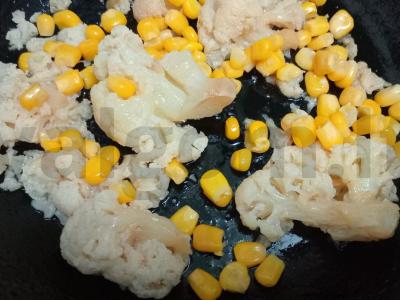 Tortilija su žiedine kopūstu, kukurūzais ir sūriu Žingsnis 3