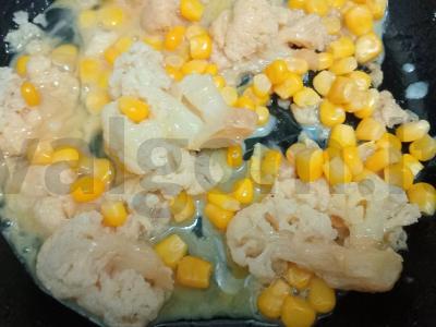 Tortilija su žiedine kopūstu, kukurūzais ir sūriu Žingsnis 4