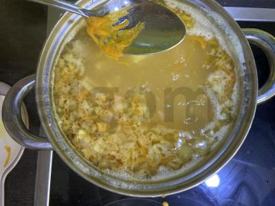 Kvapnus žirnių sriuba su rūkytomis vištienos krūtinėlėmis Žingsnis 9