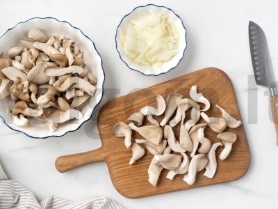 Kepti pievagrybiai su svogūnais ir grietine Žingsnis 1