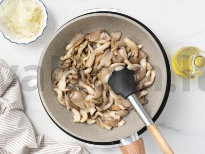 Kepti pievagrybiai su svogūnais ir grietine Žingsnis 2