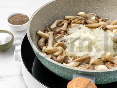 Kepti pievagrybiai su svogūnais ir grietine Žingsnis 3