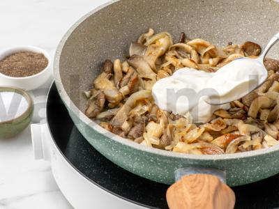 Kepti pievagrybiai su svogūnais ir grietine Žingsnis 4