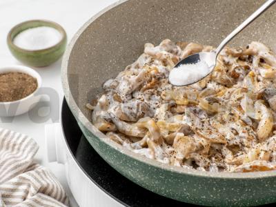 Kepti pievagrybiai su svogūnais ir grietine Žingsnis 5