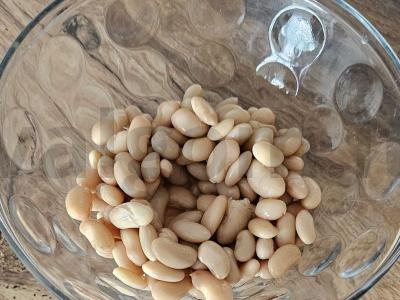 Baltųjų pupelių salotas su dešra Žingsnis 1