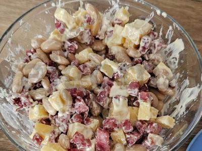 Baltųjų pupelių salotas su dešra pagrindine nuotrauka