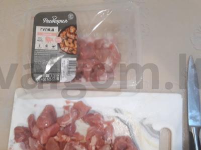 Kumpio plovas su marinuotais agurkais Žingsnis 1