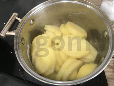 Bulvių zrazai su mėsos kukuliais viduje Žingsnis 1