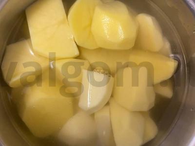 Skaniausias bulvių košė su sūdyta raudona žuvimi Žingsnis 1