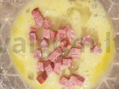 Kiaušinienė su dešra ir sūriu pusryčiams Žingsnis 2