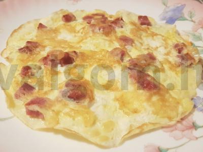 Kiaušinienė su dešra ir sūriu pusryčiams pagrindine nuotrauka