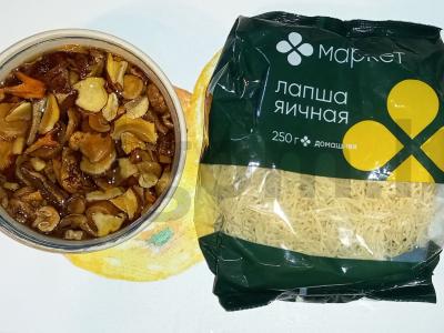 Pirmas patiekalas „Kiaušinių makaronai su baltomis grybeliais“ Žingsnis 1