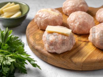 Skrudinti kotletai su sūriu grietinės padaže Žingsnis 1