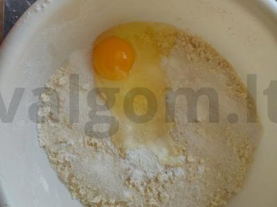 Uogų pyragas su grietinės užpilu Žingsnis 2