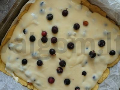 Uogų pyragas su grietinės užpilu Žingsnis 5